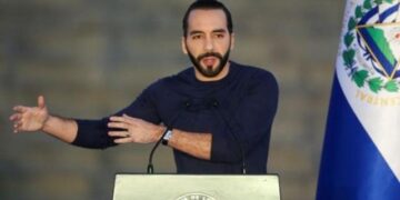 Bukele afirma que el BCIE "no ha cortado" la financiación a El Salvador