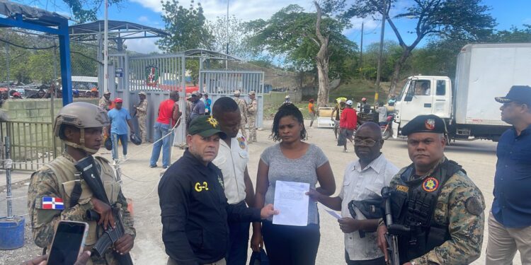 Ejército detiene a peligrosa fugitiva haitiana Clairzier Emase, al intentar ingresar al país por la zona fronteriza