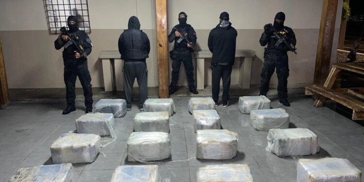 Capturan dos y ocupan 400 paquetes presumiblemente cocaína