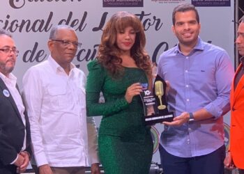 Candidato a diputado Vicente Sánchez recibe reconocimiento especial en Premio Nacional del Locutor 2024