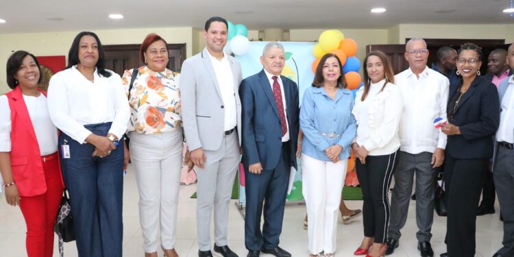 Viceministerio de Descentralización y Participación del MINERD realiza feria comunitaria y educativa