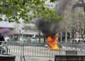 Hombre se prende fuego a las afueras del tribunal donde se celebra juicio a Donald  Trump