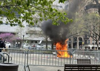 Hombre se prende fuego a las afueras del tribunal donde se celebra juicio a Donald  Trump
