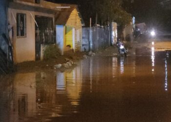 Fuertes lluvias provocan estragos en el barrio Las Flores en Dajabón