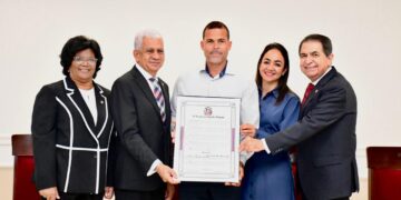 Senado reconoce a personalidades destacadas en el área de la medicina, educación y servicio comunitario