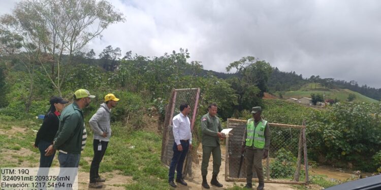 SENPA retira portón de metal instalado en río Tireo, en Constanza