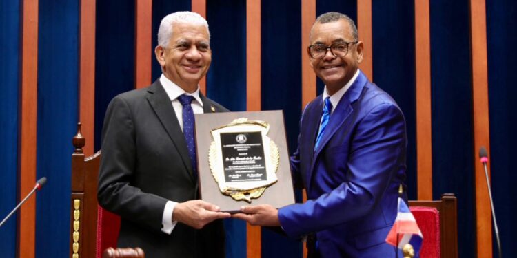 Ricardo de los Santos es reconocido por Asodoprom por sus aportes al desarrollo y progreso de RD