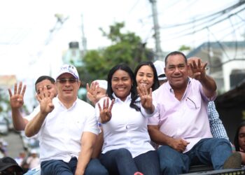 Diputada Leyvi Bautista realiza exitosa caravana en Santo Domingo Oeste