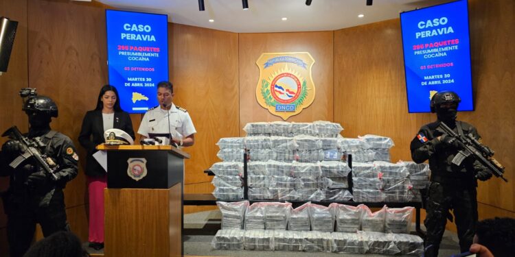 Confiscan cargamento de 395 paquetes presumiblemente cocaína y arrestan tres hombres en Peravia