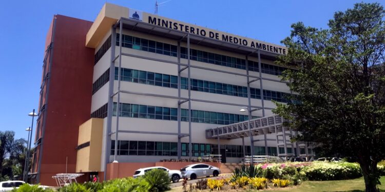 Medio Ambiente espera que tribunales impongan 3 años a 2 hombres que depredaron en Dunas de Baní