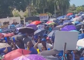 Maestros protestan por aumento salarial en los alrededores de Educación