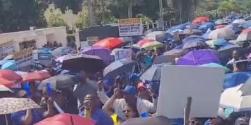 Maestros protestan por aumento salarial en los alrededores de Educación