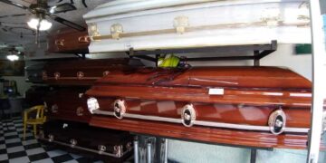 Policía arresta a uno de seis antisociales que robaron cuatro ataúdes de una funeraria