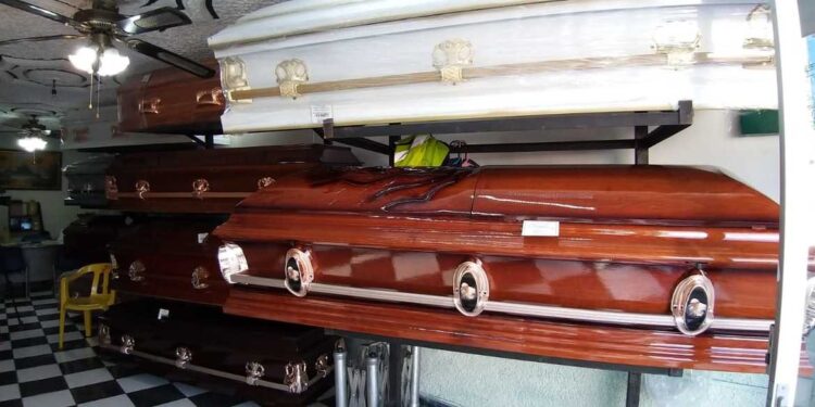 Policía arresta a uno de seis antisociales que robaron cuatro ataúdes de una funeraria