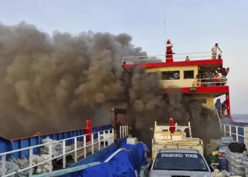 Se incendia un ferry con casi 100 pasajeros en Tailandia