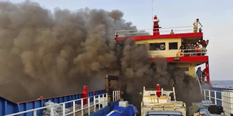 Se incendia un ferry con casi 100 pasajeros en Tailandia