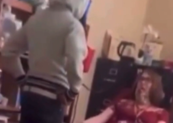 Indignación tras alumno abofetear a profesora frente a toda la clase