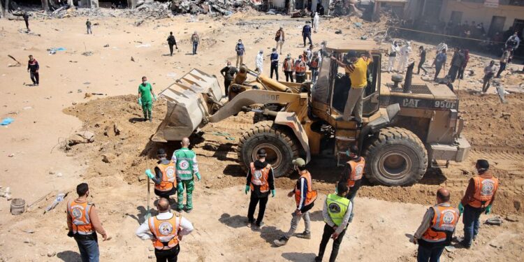 Otros 60 cuerpos en una fosa común en un hospital de Gaza; los muertos rozan unos 34,100