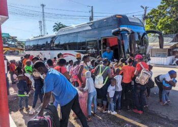 Transportistas consideran no trasladar a haitianos desde otras provincias