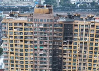 Incendio en edificio residencial de Hong Kong deja cinco muertos