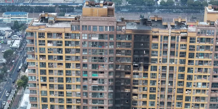 Incendio en edificio residencial de Hong Kong deja cinco muertos