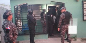 PN apresa en flagrante delito a un hombre mientras agredía físicamente a su pareja, en Bahoruco