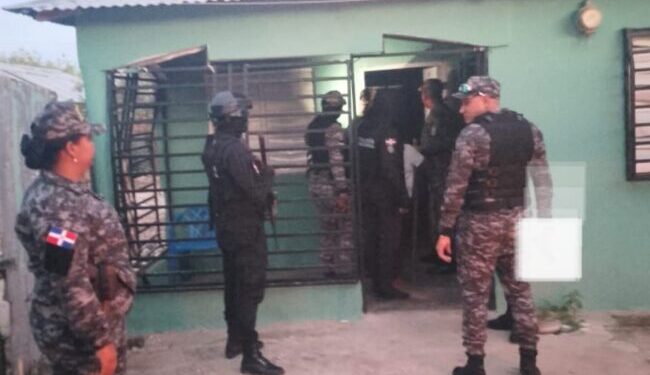 PN apresa en flagrante delito a un hombre mientras agredía físicamente a su pareja, en Bahoruco