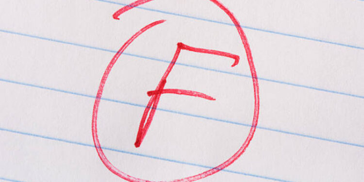 Madre deja a su hija en una carretera por una mala nota