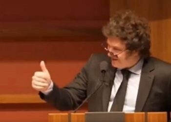 Milei interrumpe discurso al ver hombre usando camiseta de equipo de fútbol argentino