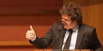 Milei interrumpe discurso al ver hombre usando camiseta de equipo de fútbol argentino