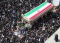 Con más de 3 millones de personas Irán sepulta a Ebrahim Raisi en su ciudad natal