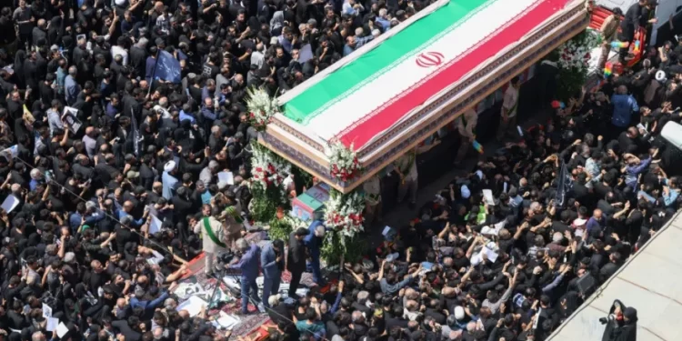 Con más de 3 millones de personas Irán sepulta a Ebrahim Raisi en su ciudad natal
