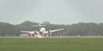 Piloto aterriza avioneta sin ruedas con tres personas a bordo en Australia