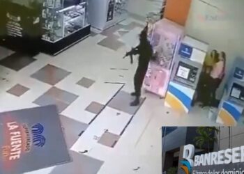 Cámara capta momento de atraco en Banreservas de Santiago