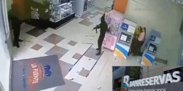 Cámara capta momento de atraco en Banreservas de Santiago