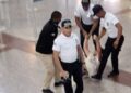 Turista lanza café caliente en el rostro de un oficial de Politur en el aeropuerto de Las Américas