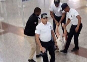 Turista lanza café caliente en el rostro de un oficial de Politur en el aeropuerto de Las Américas