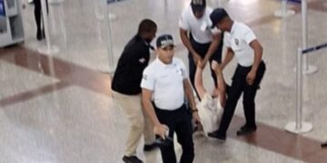 Turista lanza café caliente en el rostro de un oficial de Politur en el aeropuerto de Las Américas