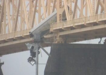 Impresionante maniobra de conductora para evitar caer del Puente Memorial Clark