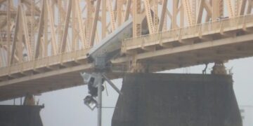 Impresionante maniobra de conductora para evitar caer del Puente Memorial Clark