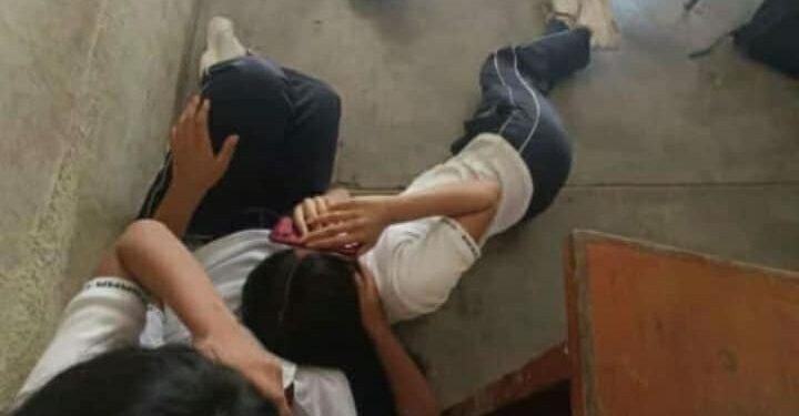 Niños tienen que refugiarse bajo butacas durante un tiroteo en México