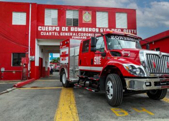 911 refuerza Cuerpo de Bomberos de SDO con entrega de moderno camión
