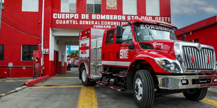 911 refuerza Cuerpo de Bomberos de SDO con entrega de moderno camión