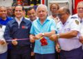 El Senador Antonio Taveras  entrega  camión al Cuerpo de Bomberos de SDO