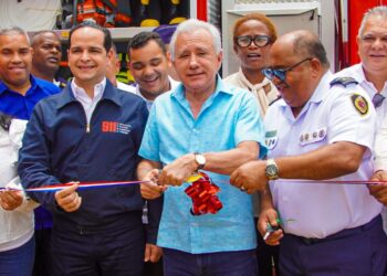 El Senador Antonio Taveras  entrega  camión al Cuerpo de Bomberos de SDO 