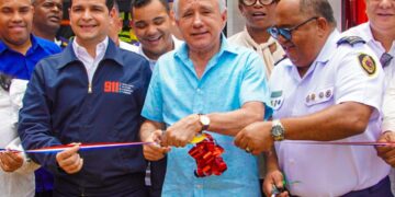 El Senador Antonio Taveras  entrega  camión al Cuerpo de Bomberos de SDO 