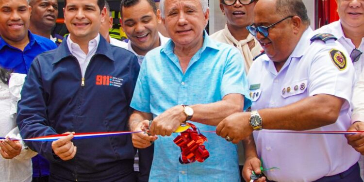 El Senador Antonio Taveras entrega camión al Cuerpo de Bomberos de SDO