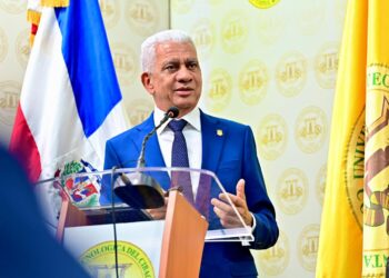 Senador Ricardo de los Santos presenta logros en debate senatorial