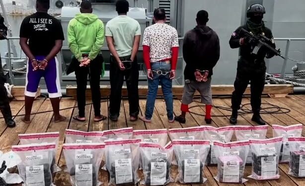 Detienen embarcaciones con 80 paquetes de cocaína y marihuana; arrestan a cinco