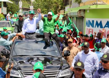 Leonel recibe gran apoyo en barrios y calles de Montecristi y Dajabón